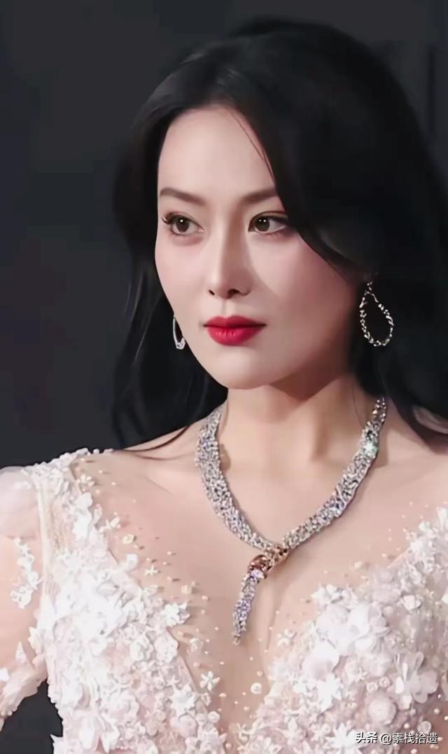 张馨予身穿重达25斤 礼服亮相，半透视黑色蕾丝连衣裙性感霸气