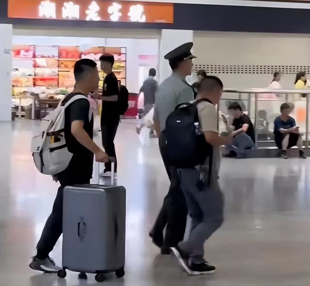 国防科大接新生又火了，一人可抵千军万马，隔壁清北“偷感很重”