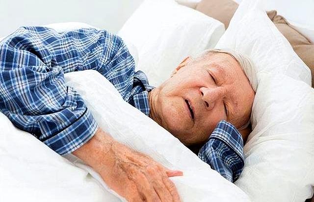 长期跑步有利于健康吗？医生：过了60岁的老人	，建议做好5件事