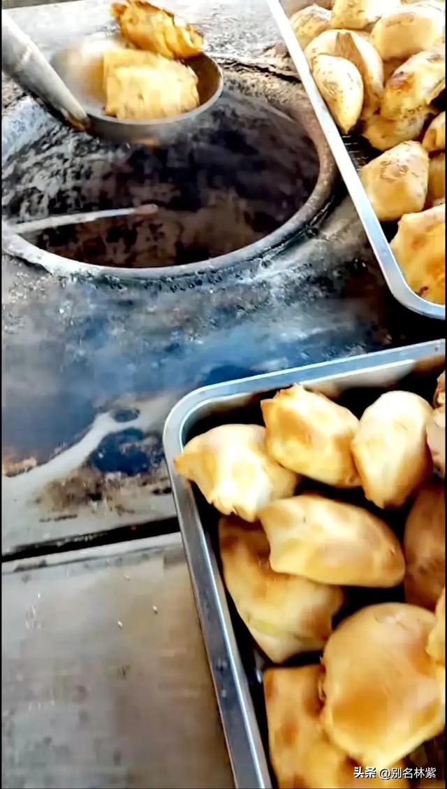 内蒙出发新疆，往返22天，5个人吃饭花4687元，网友问每天吃糠吗