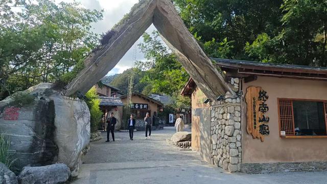 赏秋秦岭，摩旅商洛（13）打卡牛背梁、狂奔G211国道，住宿广货街