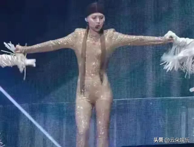 演唱会上这一身，真是把我惊着了！这审美，属实让人不敢恭维