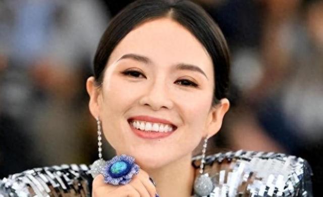 离春节不到两个月，46岁章子怡再次官宣喜讯，撕碎汪峰仅剩的体面