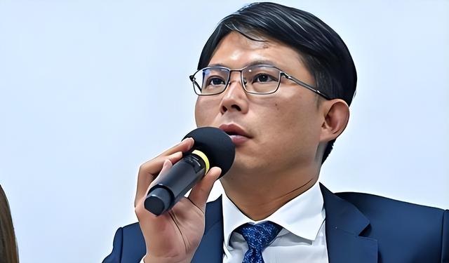 在中日关系敏感时期，他竟然率团赴日访问，为了刷存在感毫无底线