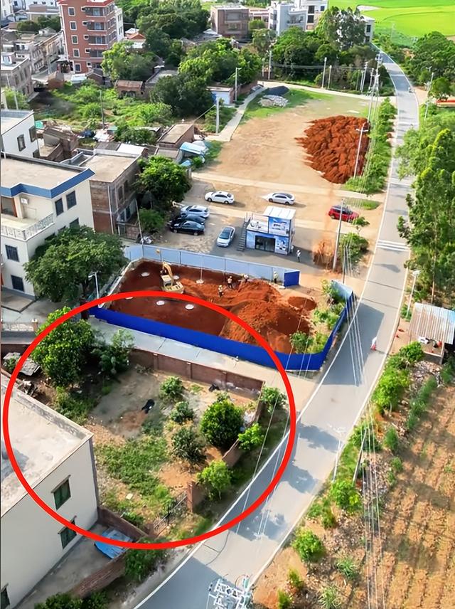 全红婵家邻居也要盖新房了，连夜砸围墙清理场地，网友建议开超市