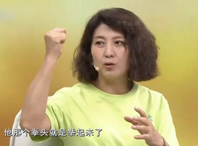 风向变了？央媒公开点名闫学晶，文案信息量大	，32岁儿子也被连累