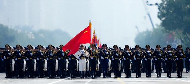 阅兵解说员揭秘，原来是他们俩，都是我们熟悉的央视著名主持人