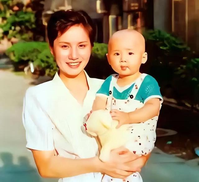 64岁徐俐晒北京小院，和二婚丈夫住农村平房，院子大得能跑步