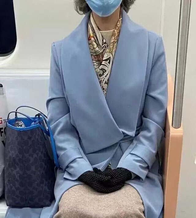 又被北京“地铁奶奶	”惊艳到！白发不染，不穿老年装	，美得太高级