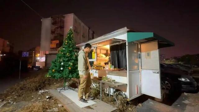 住进车里的年轻人：不租房不买房，5平米最自由