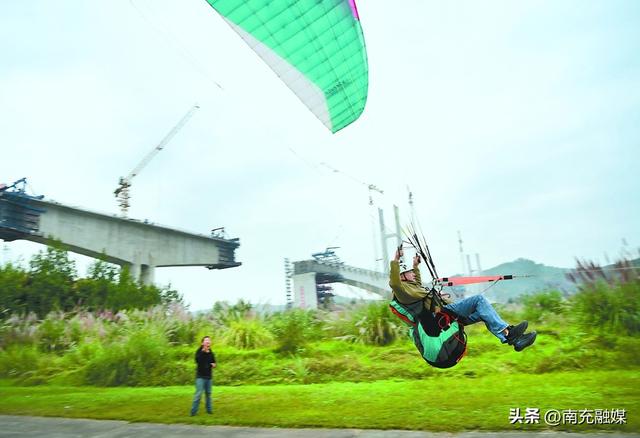 逐风滑翔 南充低空经济起飞