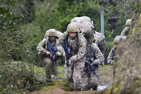春风催奋进 | 闪电出击！“刀锋战士”在深山密林穿梭……图片