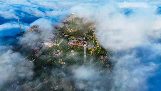 秋雨之后，泰山之巅云海翻涌似仙境