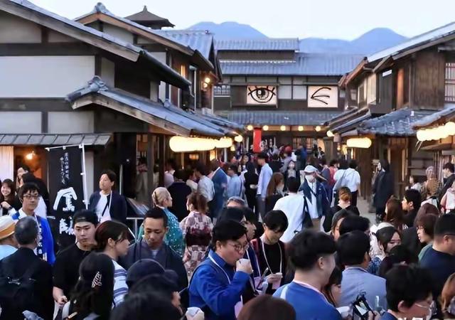 人民战争！日本民调67%支持高市，中国100%取消未来两周中日航班