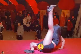 在农村美女衣着清凉跳热舞，大爷看的津津有味，网友：我也要看！图片