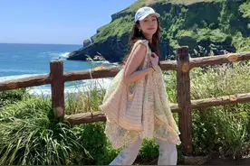 出去玩旅游照怎么拍好看？全身照拍照姿势合集，自然漂亮有气质图片