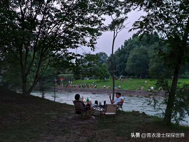 夏天成都三道堰休闲的人们