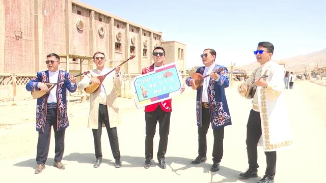 阿克塞县博罗转井影视基地迎旅游高峰 甘青大环线热度持续攀升