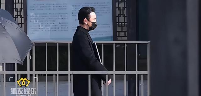 唐嫣穿黑色大衣出席公公葬礼，罗晋和她互动自然，傅程鹏现场帮忙