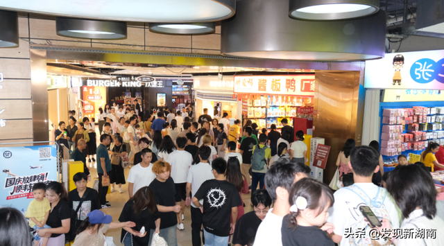 月满丽都人潮沸！万家丽中秋 “圈粉” 全球游客！