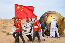 技不如人？神十九回家，中国航天员出舱抬着走，美国的却活蹦乱图片