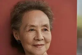 50岁女人，首饰建议不要戴太多，有这3个地方就够了，优雅又高级图片
