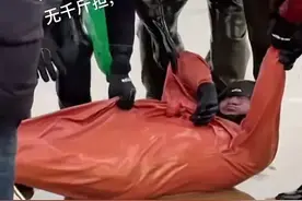 警察都赶不走！烟台海边捞一网海肠赚1万元，一天却出现6起溺水图片
