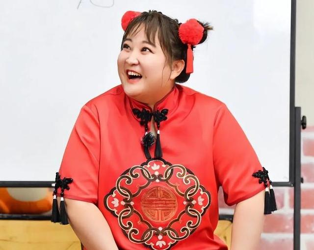 瘦到脱相？43岁的贾玲罕见露面，脸跨不平、又瘦又"颓"，令人唏嘘