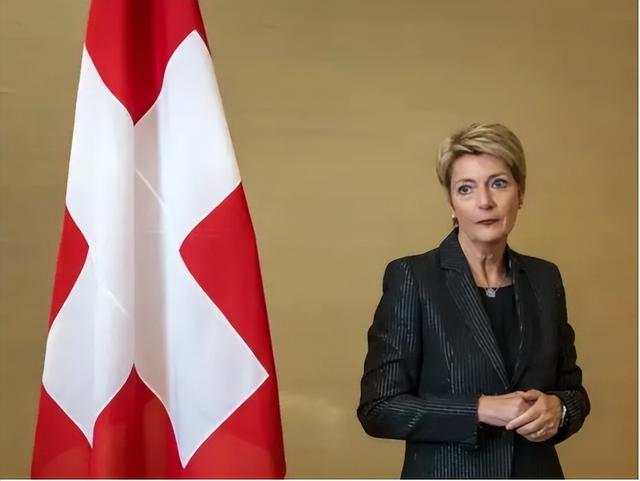 历史开了个玩笑：第一个倒下的不是乌克兰，而是百年中立的瑞士？