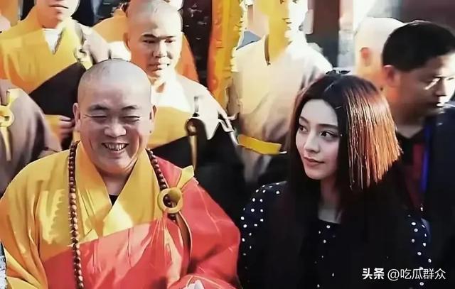释永信与美女的同框，他笑起来的时候挺憨厚的，同框个个都是美女