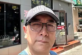 水均益高调回国，馋的狂吃美食，出国原因曝光，二婚妻子杨迪现状图片