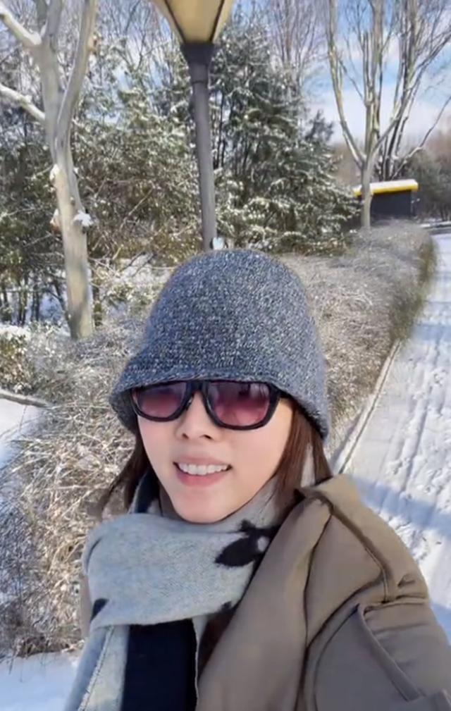 李思思夫妇别墅区玩雪，北大老公用锹当爬犁拉着她玩，好恩爱