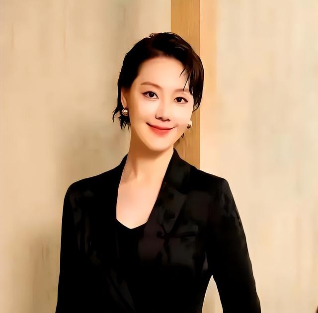 讨好大佬	，陪睡上位，遭央视“开除	”：她身上的标签哪个才是真的