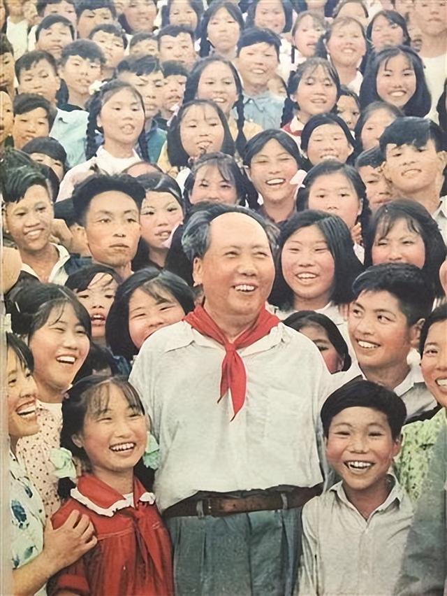 为何天安门不悬挂毛主席的照片，反倒要挂主席的画像？