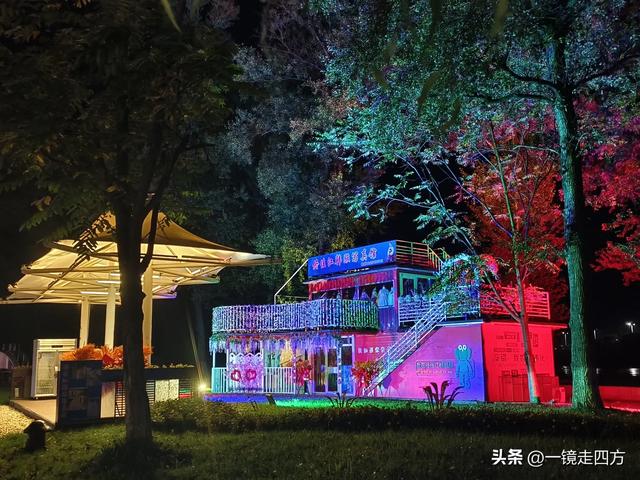入夜，通化2021年打造的佟佳江旅游度假区灯光亮起，如梦似幻