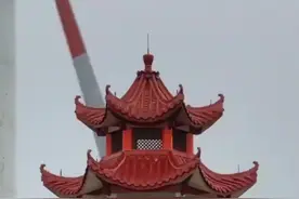 震撼！运镜拍风力发电机如旱地拔葱图片