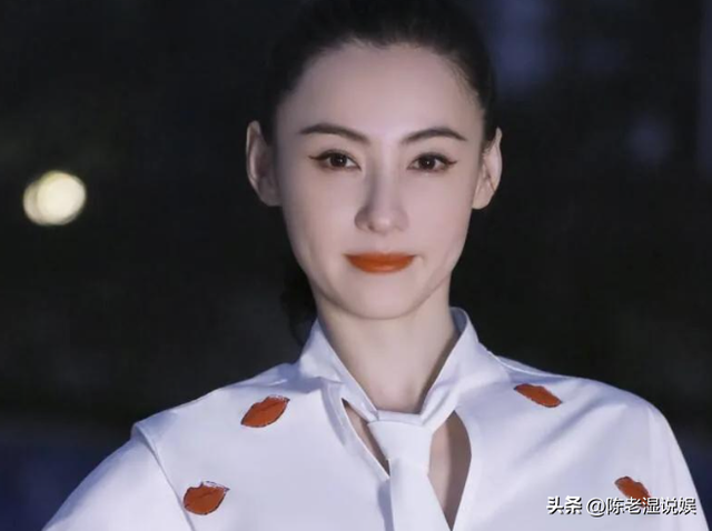 谢霆锋也没想到，张柏芝会因阅兵当天的特殊举动，实现口碑暴增