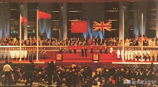 苍天饶过谁！拒唱国歌否认中国籍，俩儿子落户国外，她现状如何？