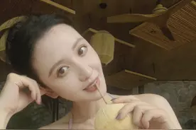 被张萌清凉泳装“火辣身材”吓到，网友炸锅：这腰臀比简直霸天！图片