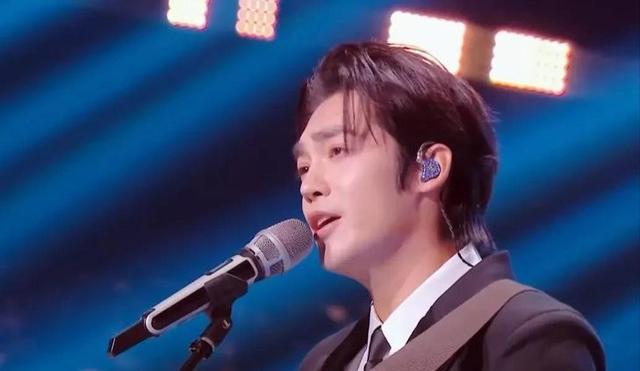 2025年大湾区晚会简直就是一张照妖镜，塑料歌手齐上阵，太搞笑了