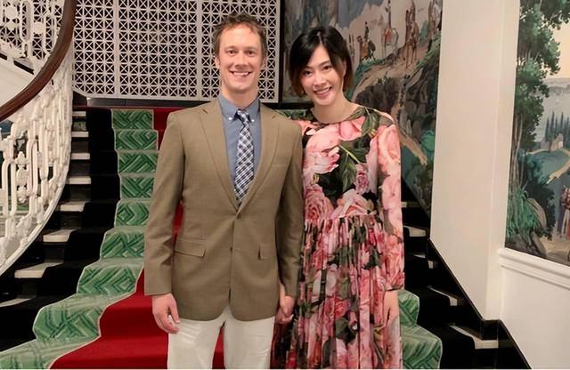 “背飞女王”远嫁美国！住豪宅，52岁白人老公身材健硕