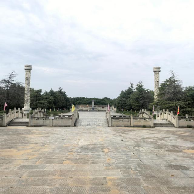 蔡氏始祖是上蔡县的蔡叔度，陵墓三千多年保持原样，实在难能可贵