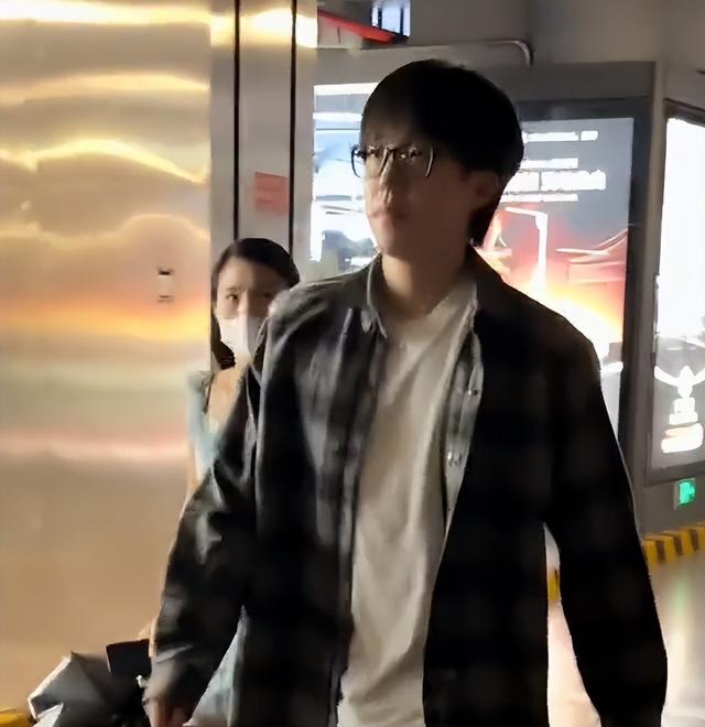 贴身尾随王楚钦女子已社死，知情人曝光身份，45岁仍单身目的不纯
