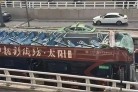 河南一双层公交被“削顶”！这些位置尽量别坐图片
