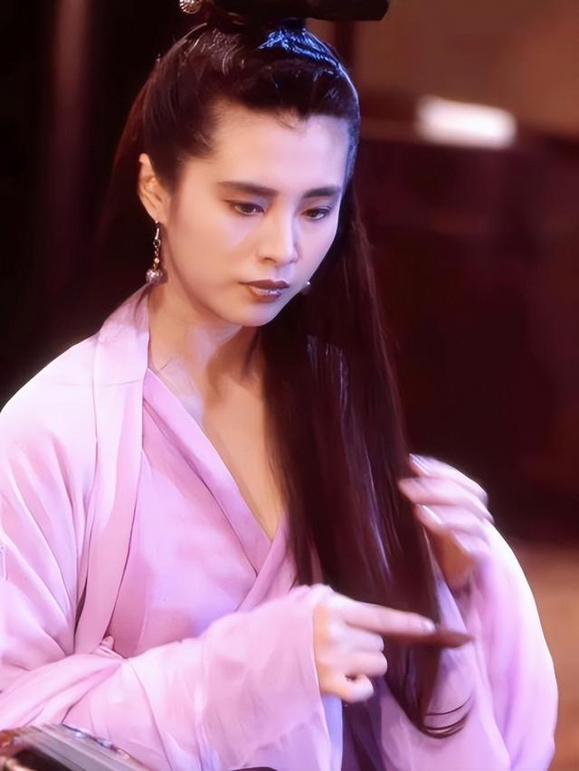 58岁王祖贤温哥华逛菜市场，大腹便便，穿裤衩拖鞋，女神形象全无