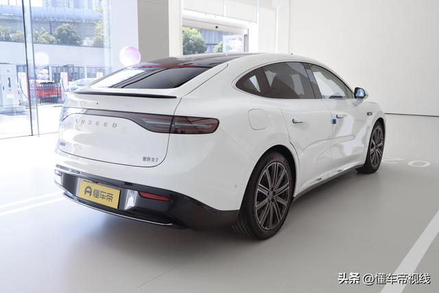 新款智界R7官图发布