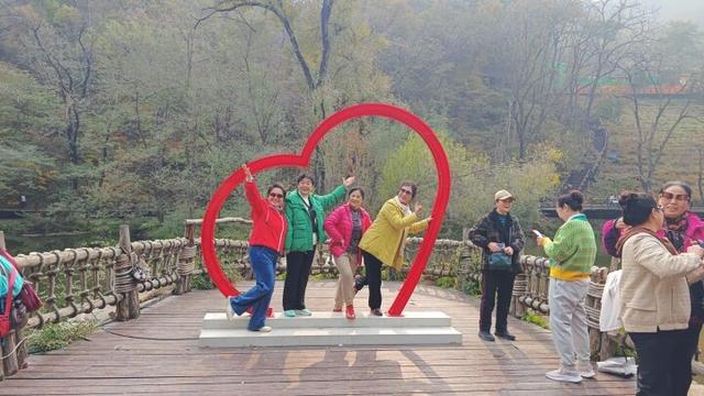 欢度重阳佳节！千山景区客流爆棚