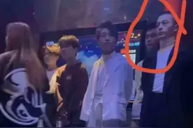 网红狂飙兄弟在KTV做男模经历被扒,网友：几百万人关注了一只鸭？图片