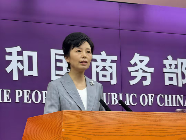 最后一刻，特朗普终于签字了！中美联合声明出炉，2个动作不寻常