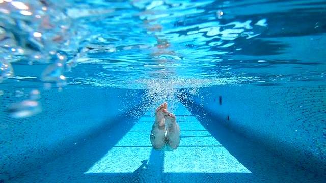 医生发现：坚持游泳的老年人，用不了多久，身体或有6大变化